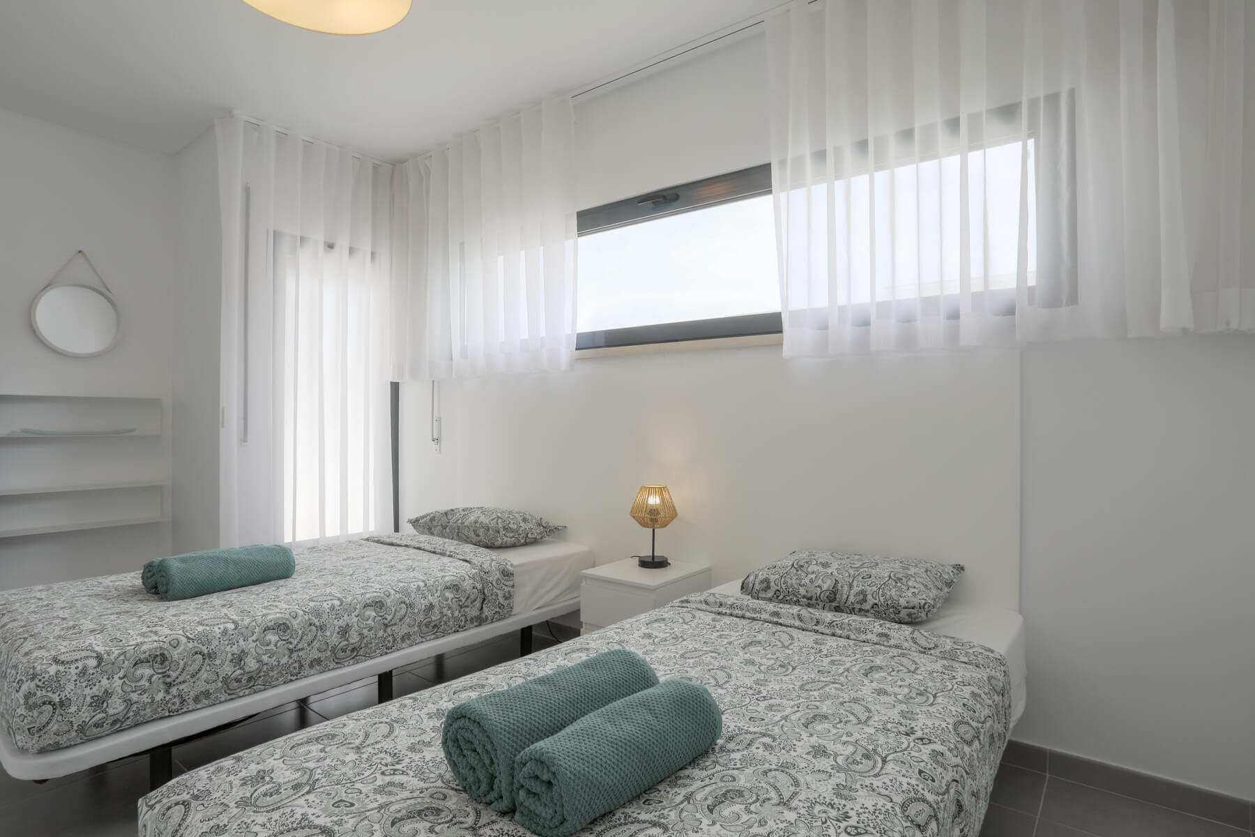 No piso térreo, existe um quarto com duas camas, ideal para hóspedes com dificuldade em subir escadas.