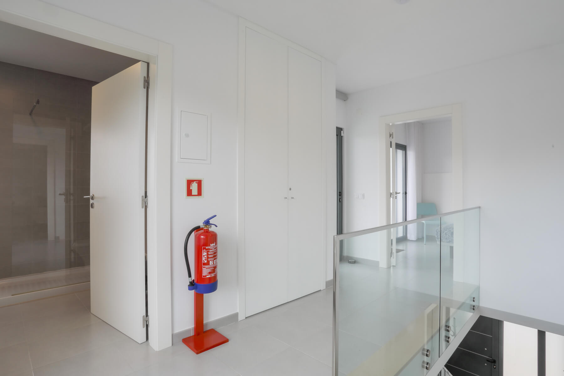 O patamar superior dá acesso à espaçosa casa de banho, localizada no centro do primeiro piso, equipada com detetor de fumo.