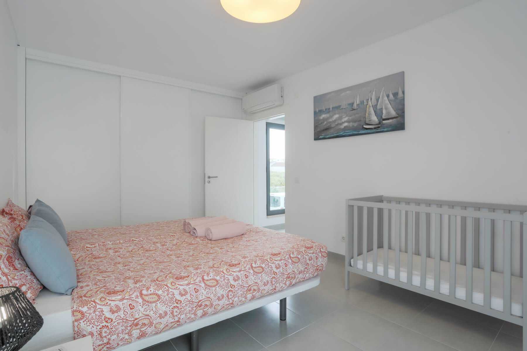 O quarto principal oferece um amplo closet e ar condicionado, proporcionando frescura no verão e aquecimento no inverno.
