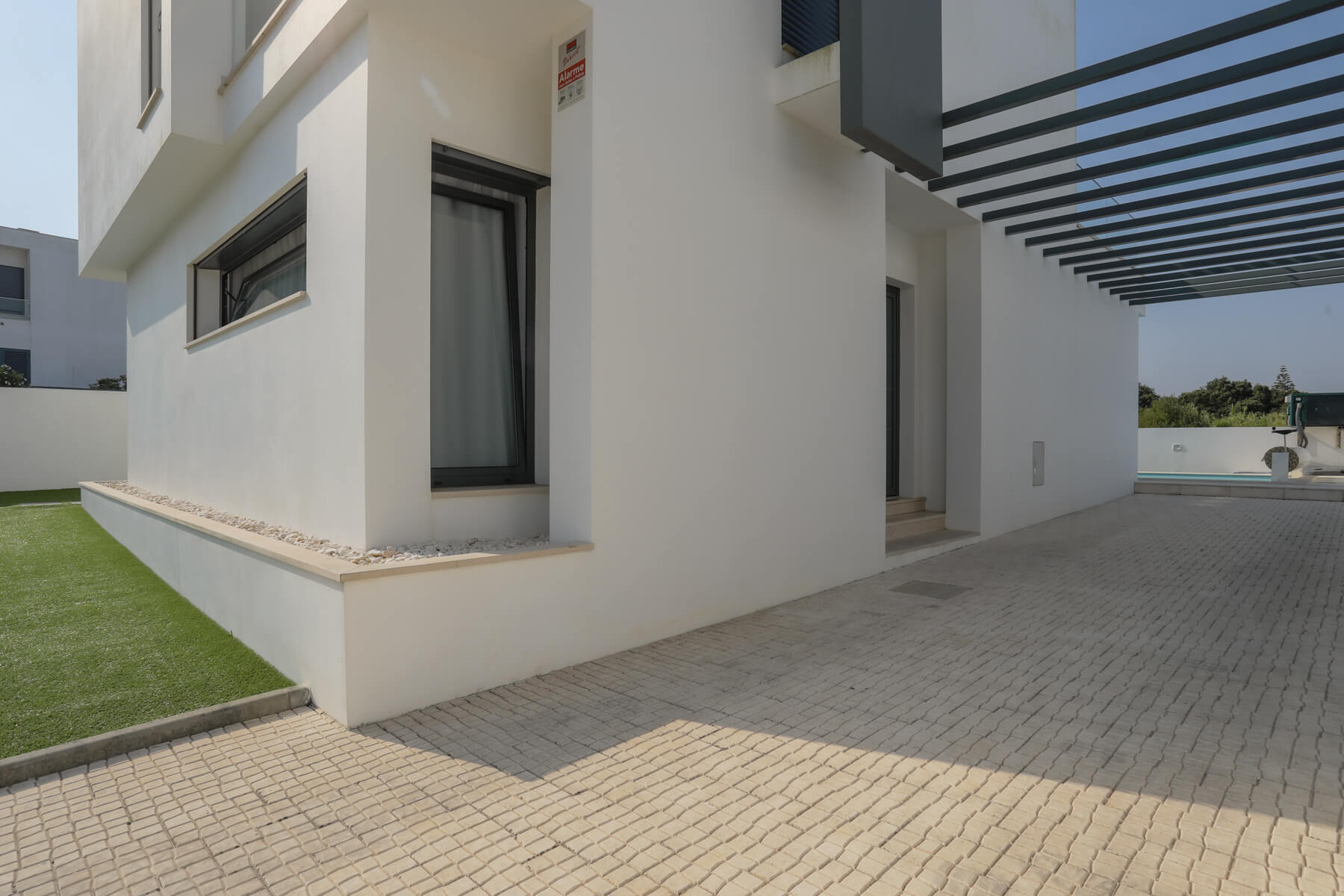 A entrada da garagem está equipada com câmaras de segurança 24 horas por dia, 7 dias por semana, e oferece espaço para estacionar dois carros.