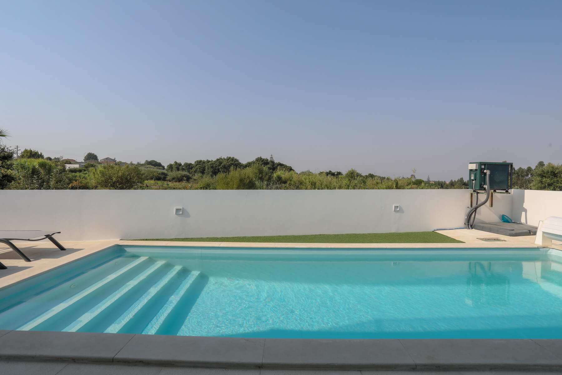 Localizado numa zona tranquila com vista para um pomar de maçãs e para a piscina, que podemos aquecer a uma temperatura confortável graças à bomba de calor.