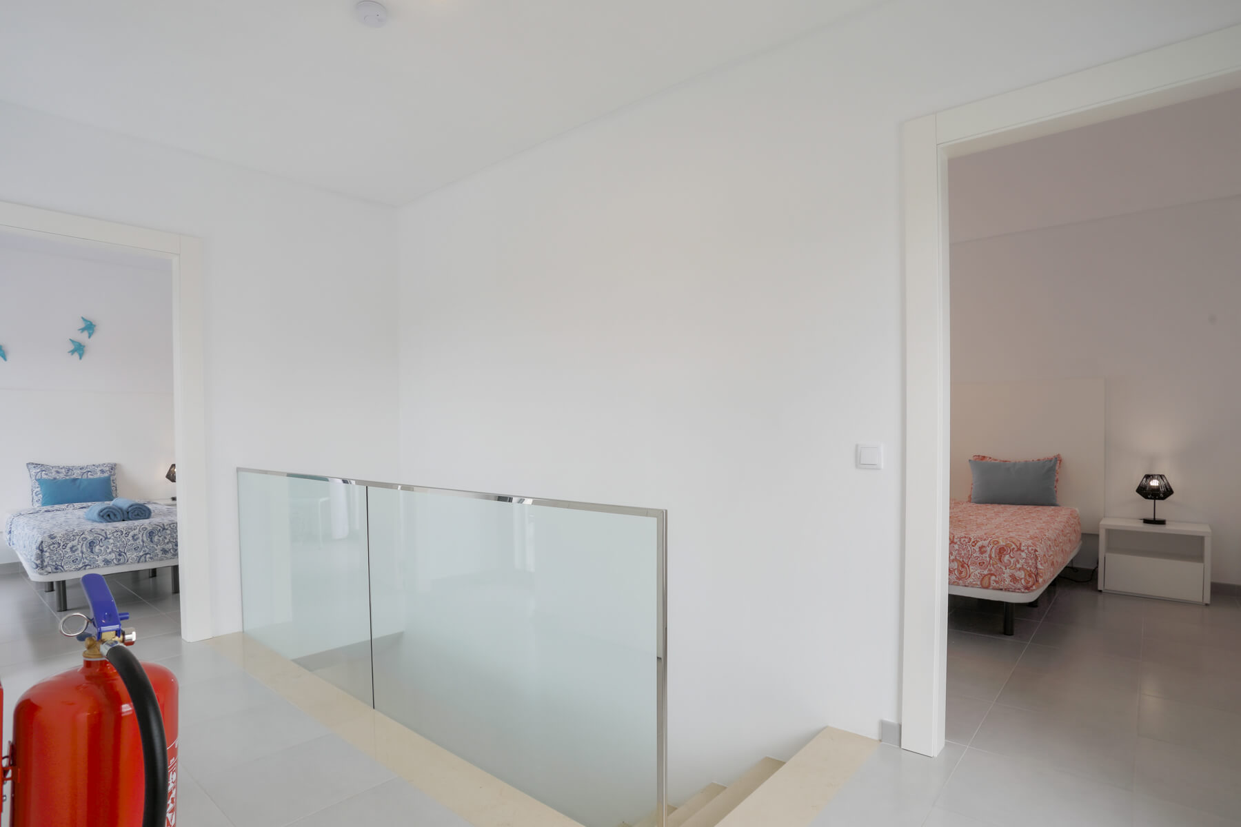 O primeiro piso dispõe de uma casa de banho, dois quartos e um enorme terraço com espreguiçadeiras.