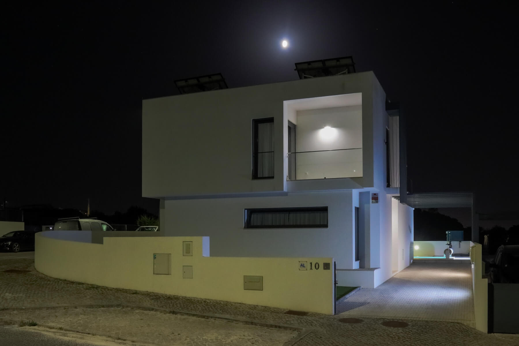 Fotografia noturna da fachada da Villa Caldara, situada na Rua do Jasmim, 10, no Coto.