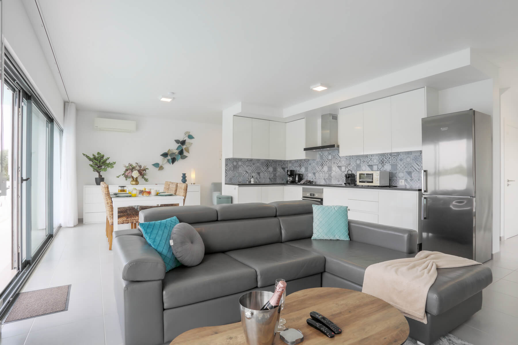 Esta luxuosa villa para seis pessoas na Costa de Prata dispõe de uma espaçosa sala de estar com cozinha americana, equipada com eletrodomésticos Bosch e uma máquina de café Nespresso.