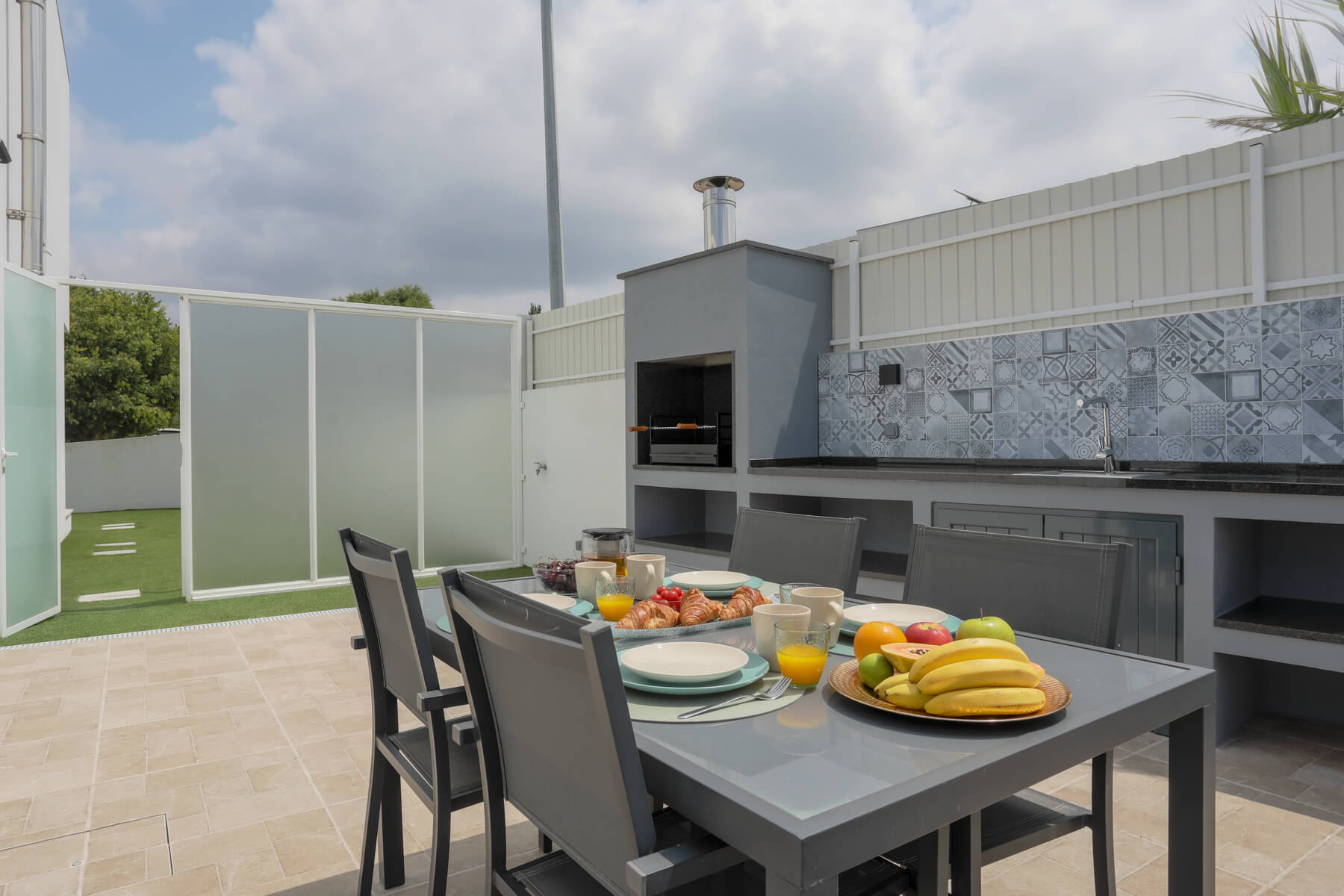 Het terras beneden is ideaal voor een ontbijt in de ochtend of een barbecue in de avond.