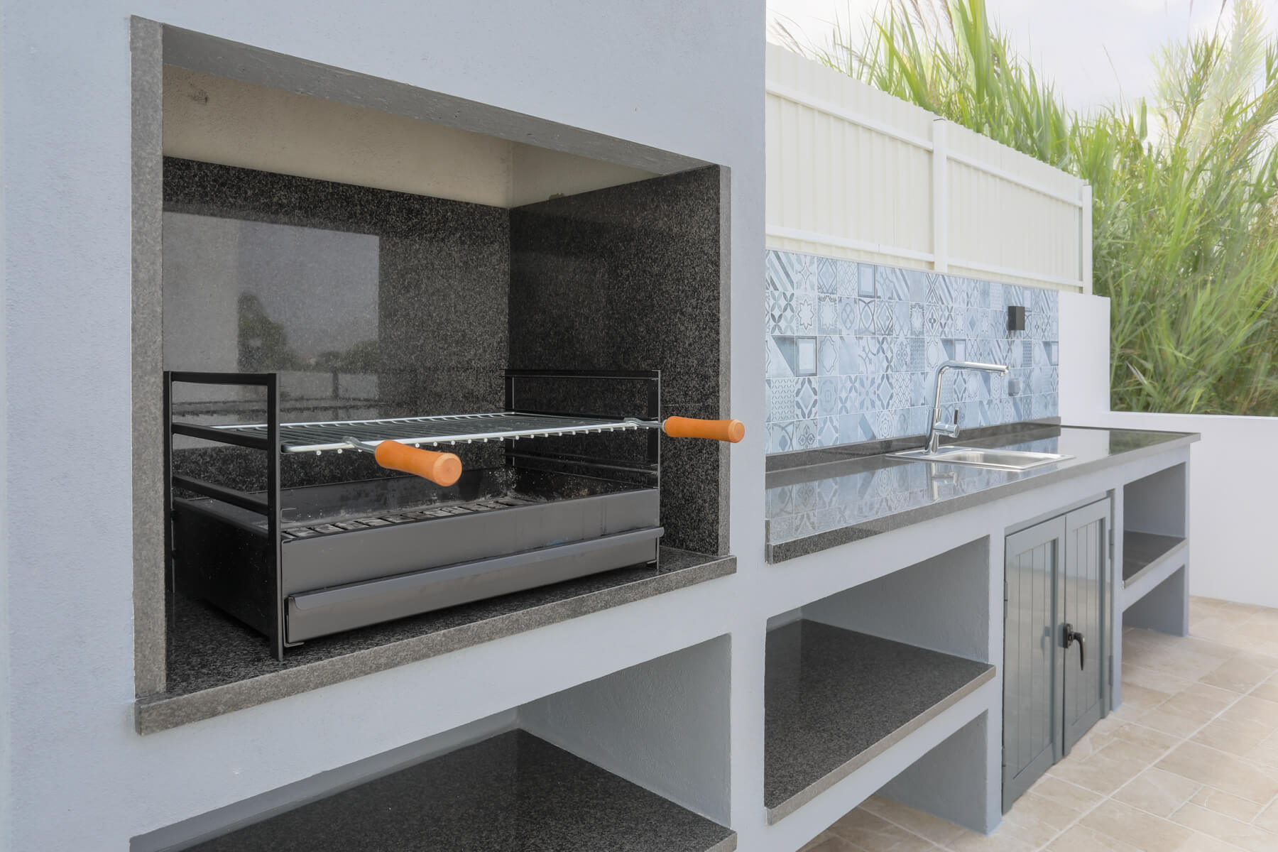 Bereid een heerlijk stuk vlees of vis op de grote houtskoolbarbecue. Deze moderne buitenkeuken onderscheidt Villa Caldara van andere accommodaties.